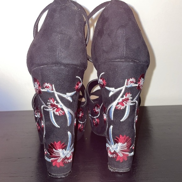 JustFab Lawren High Heel Sandals. Size 8. Chunky heel. Floral design. - Picture 5 of 14